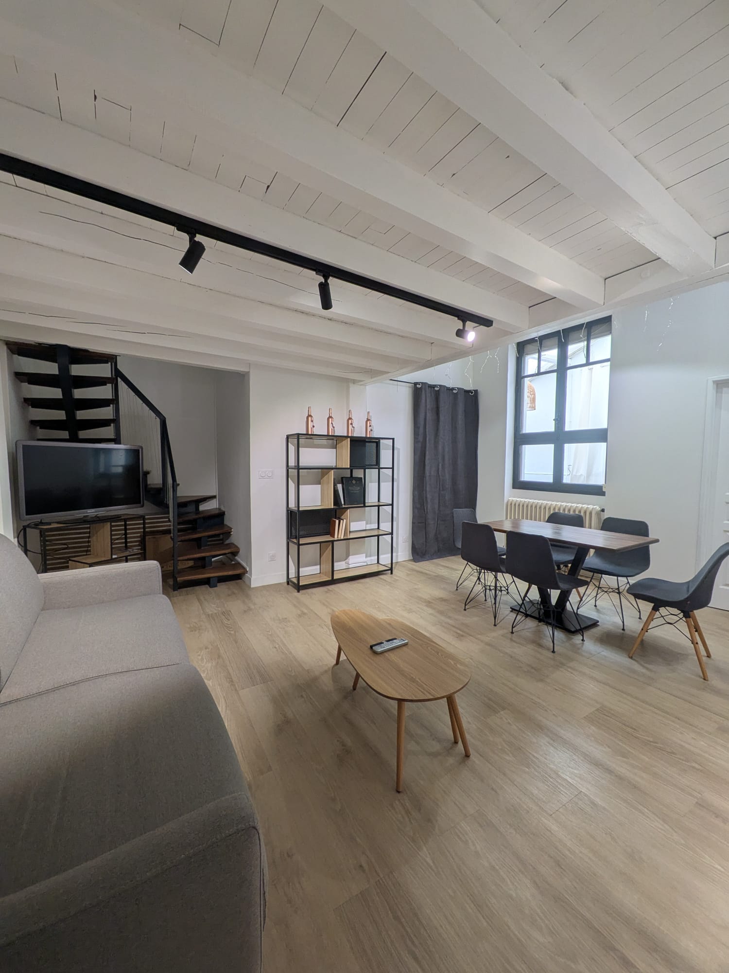 Salon préparé pour l'accueil des voyageurs par Kabeli Conciergerie à Toulouse