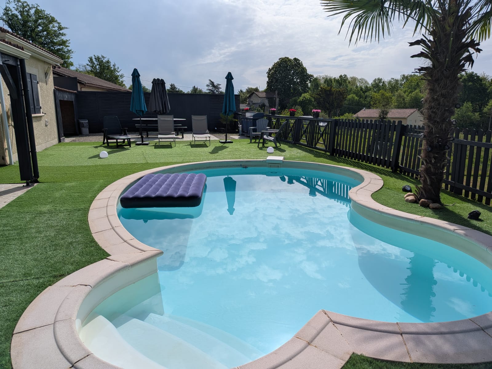 Piscine d'un logement Airbnb géré par Kabeli Conciergerie à Toulouse